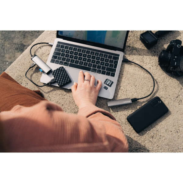 Verbatim USB-C Multiport-Hub, USB-C-Adapter aus hochwertigem Aluminium für Laptops MacBooks und Smartphones, Multimedia-Adapterstecker mit vier USB-3.2 Gen 1-Anschlüssen, silber
