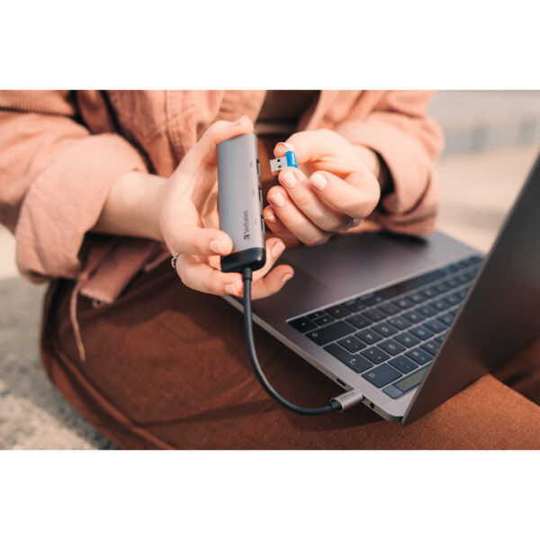 Verbatim USB-C Multiport-Hub, USB-C-Adapter aus hochwertigem Aluminium für Laptops MacBooks und Smartphones, Multimedia-Adapterstecker mit vier USB-3.2 Gen 1-Anschlüssen, silber – Bild 2